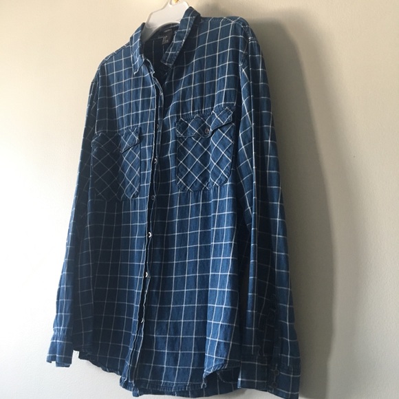 Denim button down 💙 - Picture 4 of 4